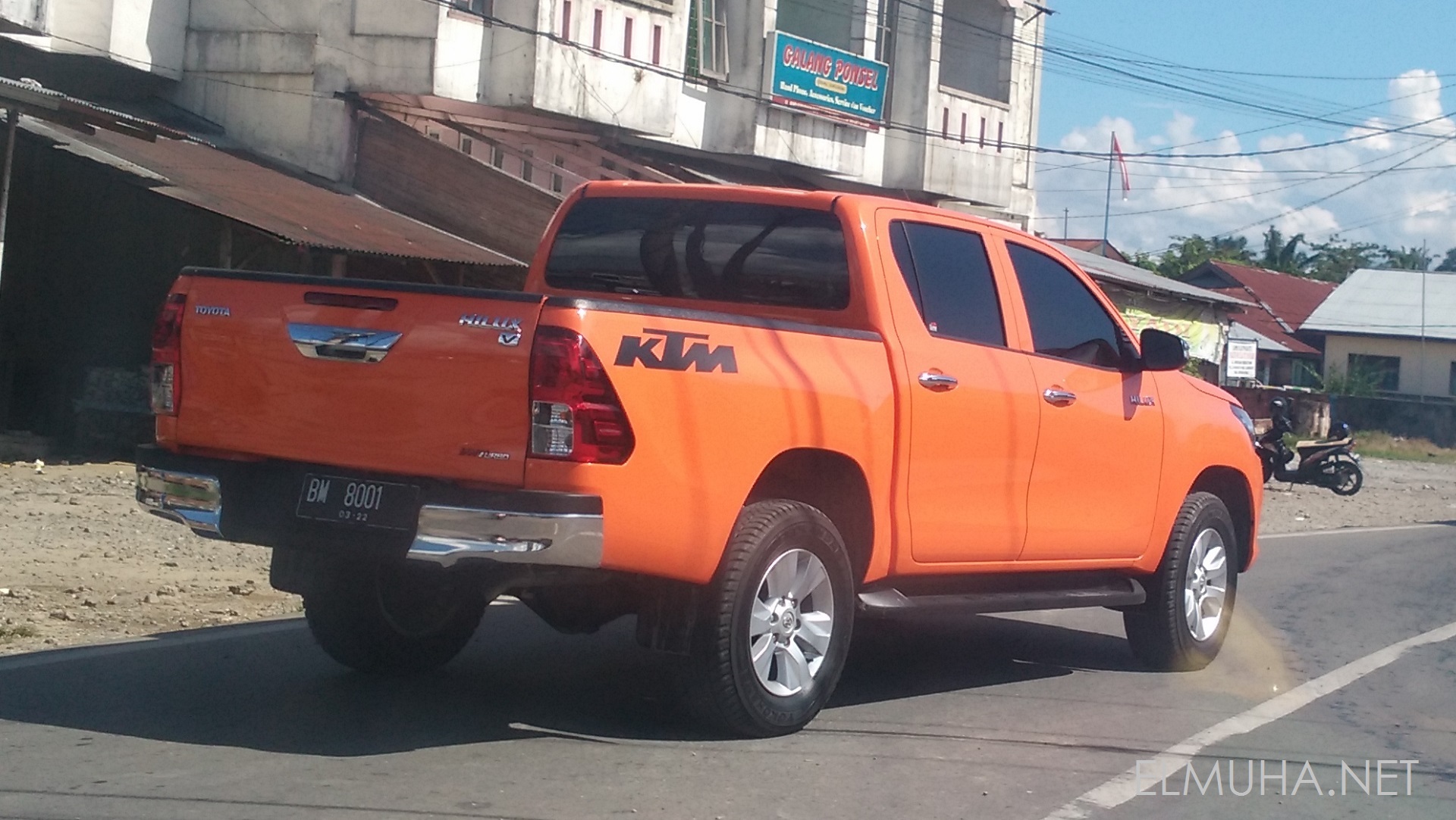 Mobil Hilux punya KTM warna orange keren