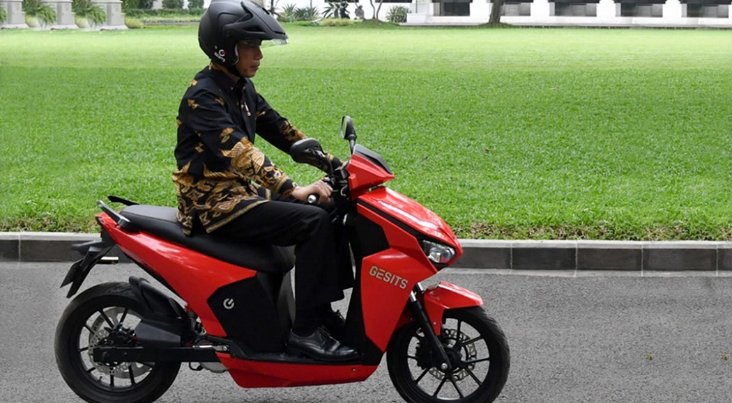 Pak-Jokowi-naik-motor-listrik-GESITS