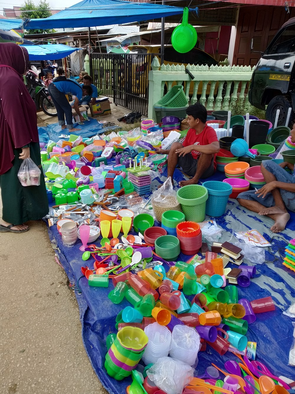Foto Gratis Pasar Free Stock Photo Traditional market in Indonesia Asia penjual parabot
